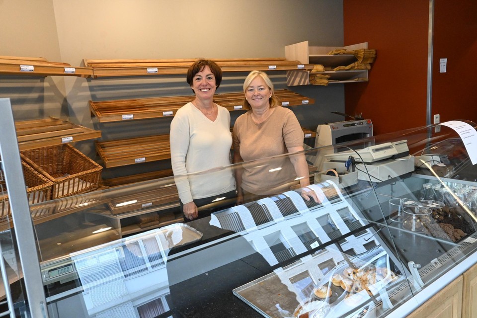 Eveline Decreus (links) en winkelbediende Roos Sabbe verkochten vrijdag voor het laatst brood in bakkerij Decruyenaere.  