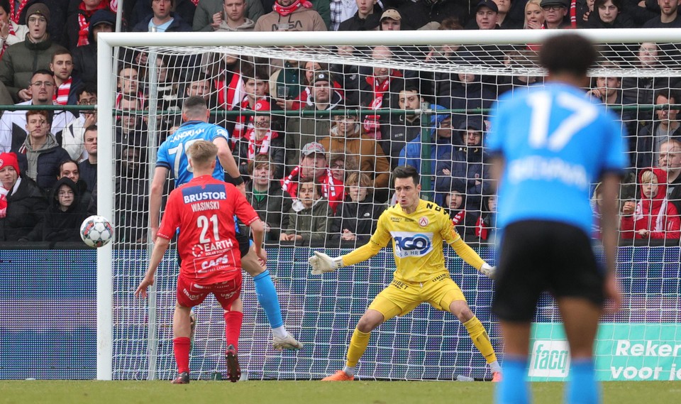 De misser van Yaremchuk tegen KV Kortrijk toont het Brugse gebrek aan vertrouwen voor doel.