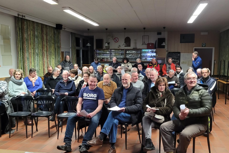 Reeds voor de hoorzitting liep het vergaderzaaltje vol. foto jef wijckmans