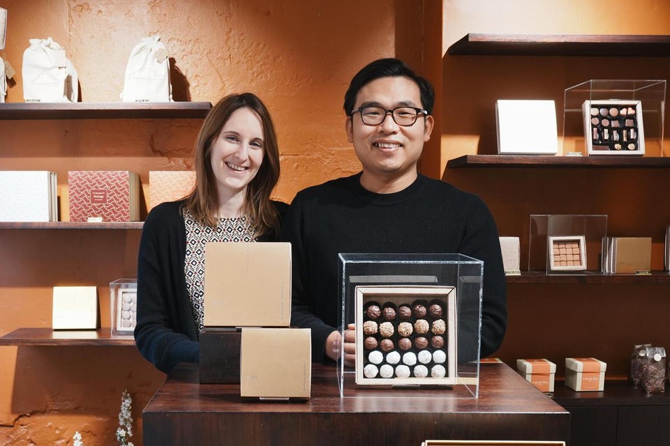Dorien Jaenen en Liu Xiao verkopen de producten van vier chocolatiers in wie ze in geloven. 
