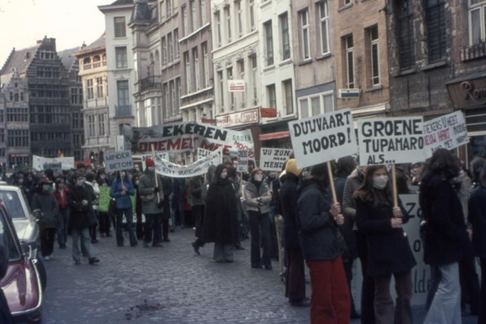 De acties vijftig jaar geleden. De deelnemers droegen mondmaskers.