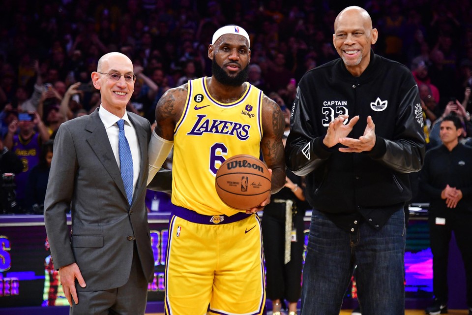 Op de foto met NBA-commissaris Adam Silver (links) en de vorige recordhouder Kareem Abdul-Jabbar.