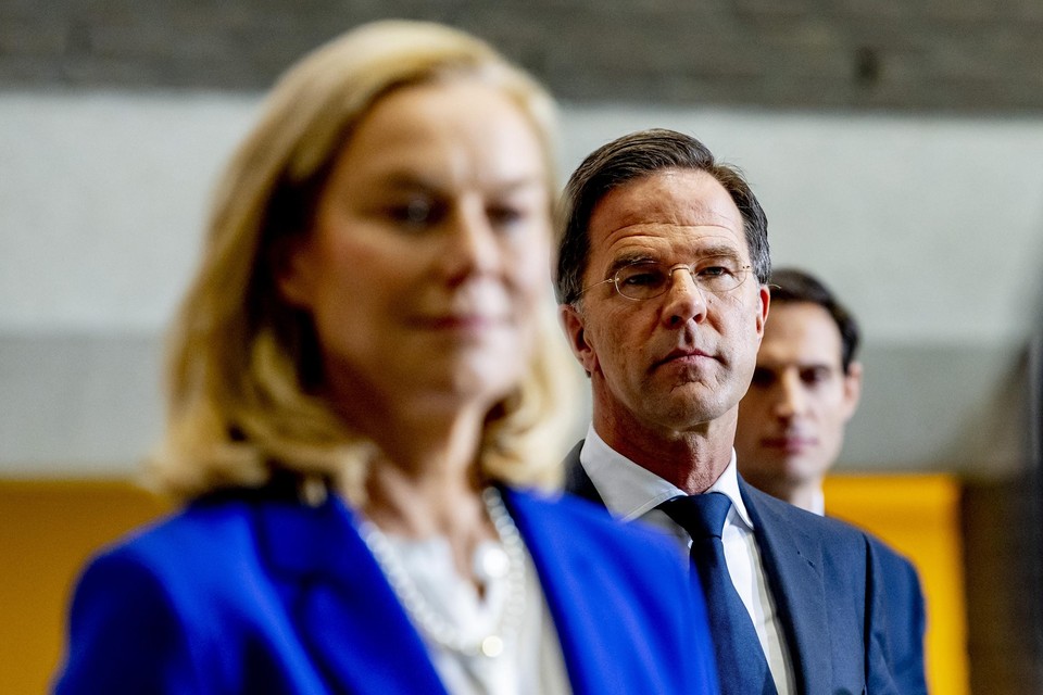 Premier Mark Rutte (VVD), tussen Sigrid Kaag (D66) en Wobke Hoekstra (CDA). 