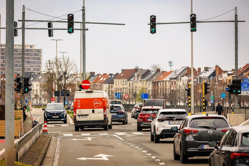 Op het kruispunt moeten automobilisten een bochtje maken.