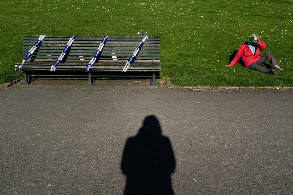 Maart vorig jaar: in het Brusselse Josaphatpark maakte de politie met linten duidelijk dat op een bankje zitten niet toegelaten was.