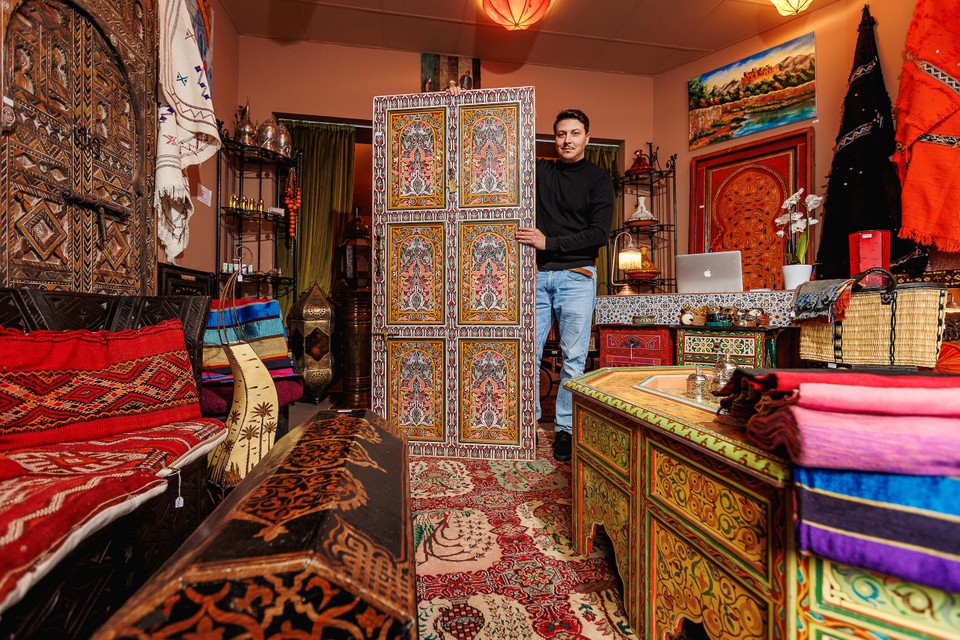 Jaouad met een van de in Marokko handgemaakte deuren. 