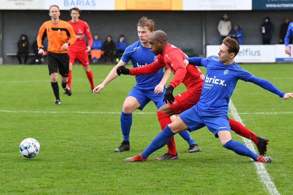 Oostnieuwkerke-Rumbeke 1-4: Friso Mando zit in de tang bij Yoric Volckaert en Jonas Decoene.