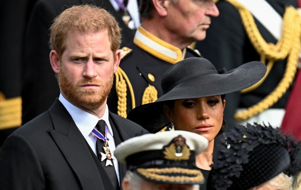 Harry en Meghan op de uitvaart van Queen Elizabeth. 