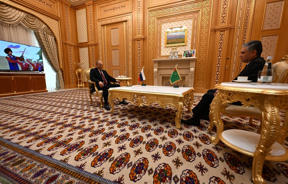 Во время встречи президента Путина и туркменского лидера Гурбангулы Бердымухамедова график был еще относительно сдержанным... 