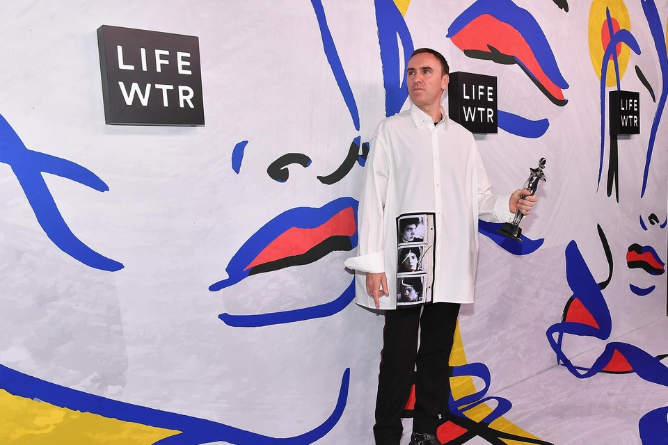 Raf Simons toen hij de CFDA-award in ontvangst mocht nemen, de belangrijkste modeprijs in de VS. 