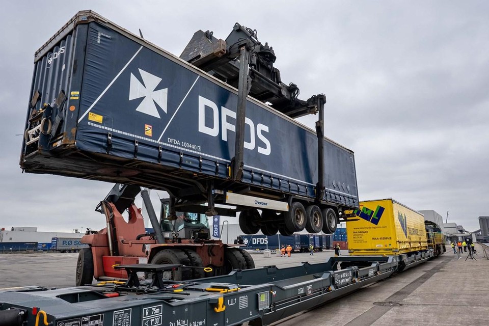 De nieuwe treinverbinding zal per jaar achtduizend containers en opleggers van de weg halen.