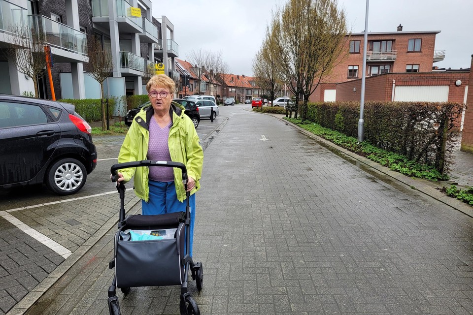 Arlette stapt in de Karel Van de Woestijnelaan op de rijweg omdat er geen voetpad is.