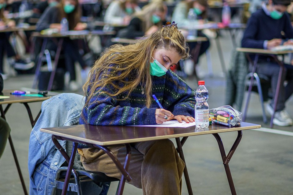 De examens gingen terug op de campus of online door, niet meer in Flanders Expo.
