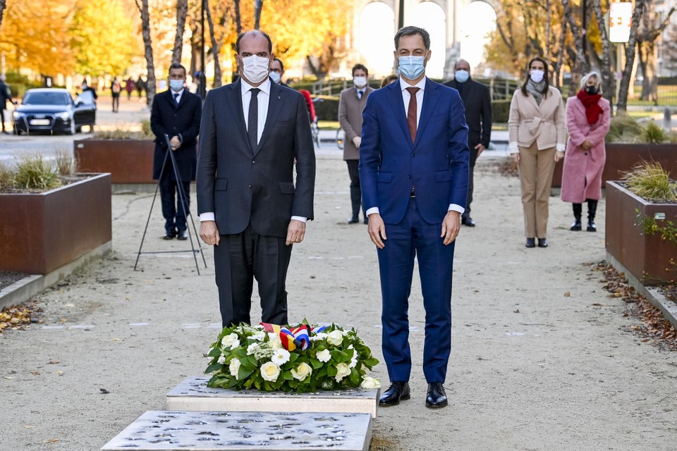 Wel maskers bij het monument van de slachtoffers van de terreuraanslagen. 