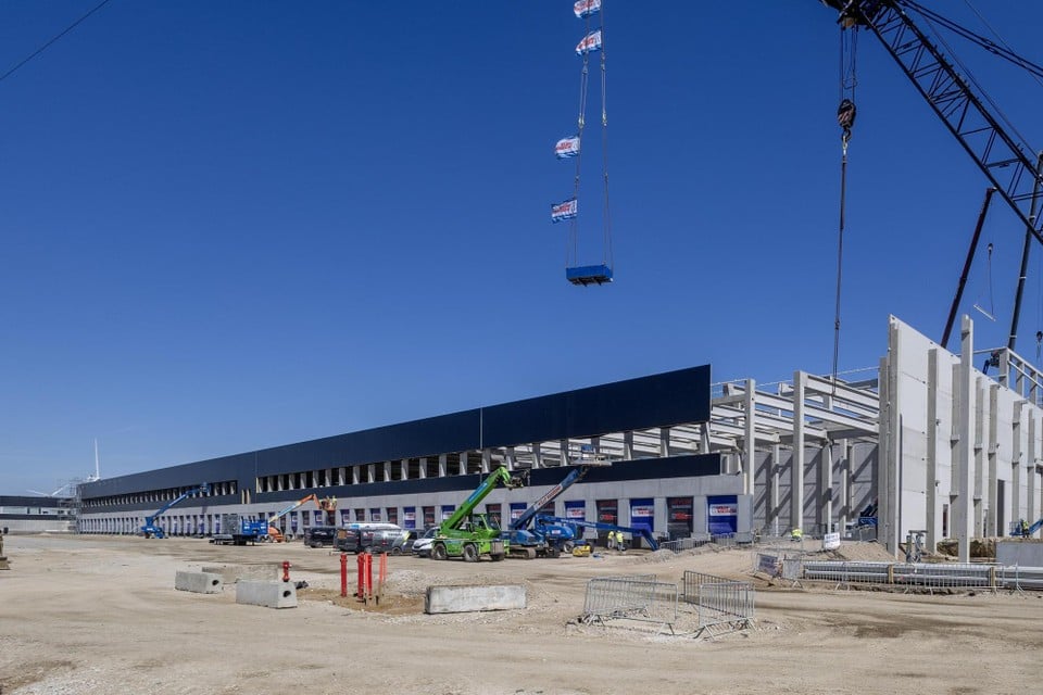 The new distribution center of Lidl in Herentals is 43,000 square meters or five football fields in size.