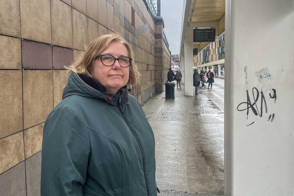 Ann Meganck, onthaalmedewerkster bij de stad Aalst, wachtte tevergeefs op haar bus en ging dan maar te voet naar Nieuwerkerken.