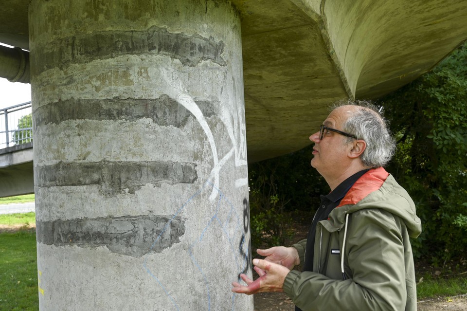 Johan Blom inspecteert de fietsersbrug over de Ring.