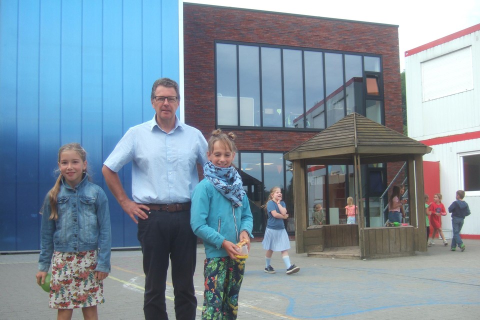 Directeur Derry Jacob is erg opgetogen met de bijkomende moderne klaslokalen.