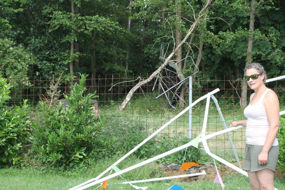 Bij Esther Janssens belandde de trampoline in de bomen.