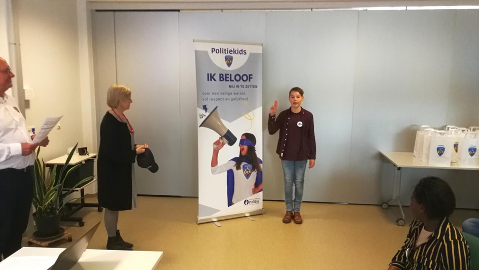 De jongeren moesten eerst een belofte als Politiekid afleggen, dat ze zich willen inzetten voor een veilige wereld met respect en gelijkheid.