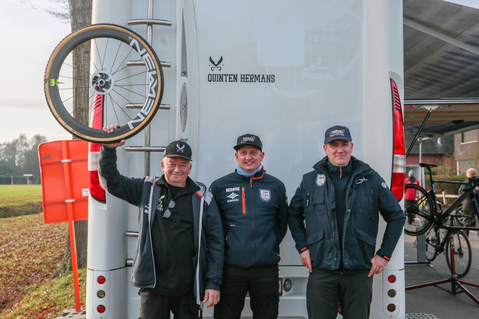 Chauffeur Benny Van Loock, ploegleider Bart Wellens en mecanicien Robby Pelgrims.  