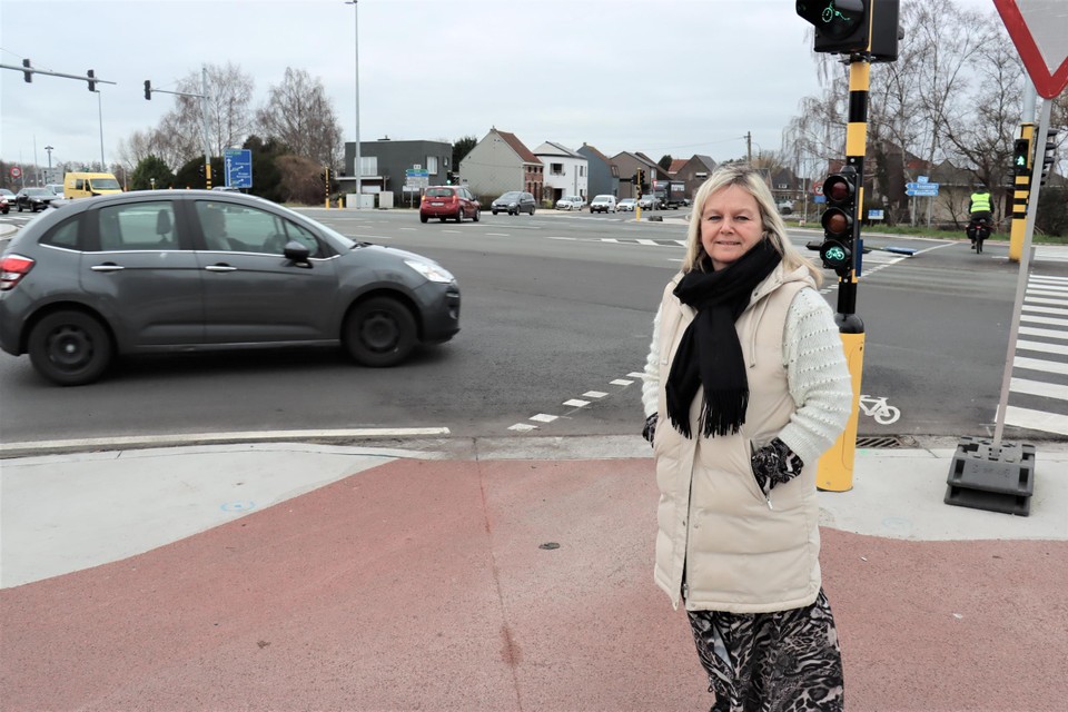 Nancy Wauters aan het kruispunt waar de verkeerslichten het te vaak laten afweten.