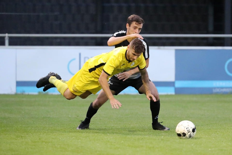 Sofiane Dumedjeber wordt gevloerd door thuisspeler Justin Pieters.