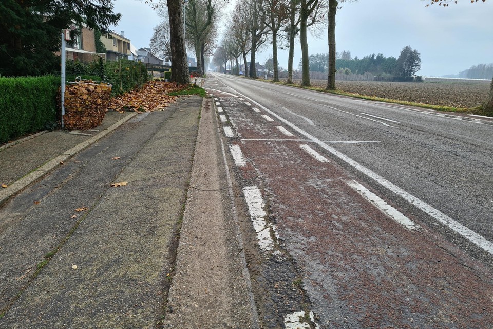 De fietspaden langs de Tongersesteenweg verkeren in zeer slechte staat.  