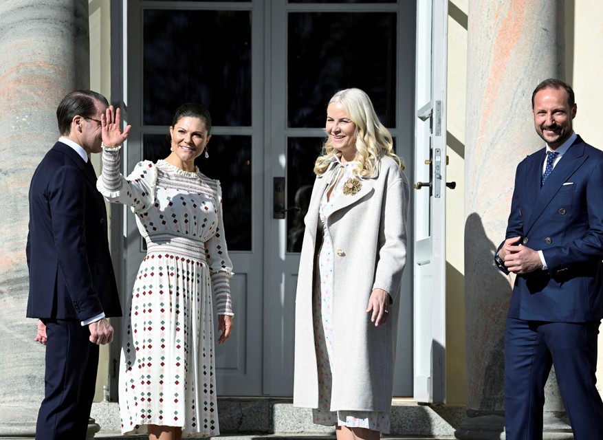 Kroonprins Haakon en Mette-Marit (rechts op de foto) in het gezelschap van de Zweedse kroonprinses Victoria en haar man prins Daniel (links). 