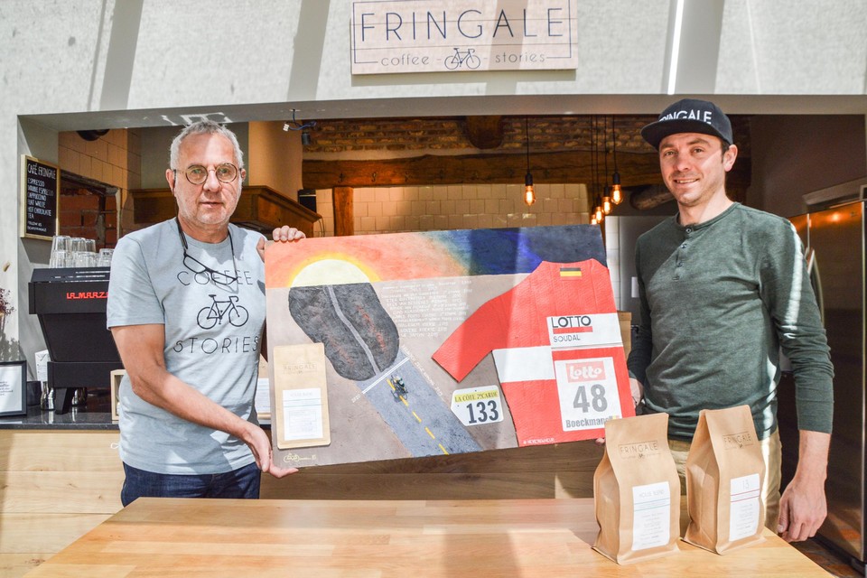 Paul van Bommel overhandigt Kris Boeckmans zijn zelfgemaakte kunstcollage in de ruimte waar Café Fringale straks opent. 