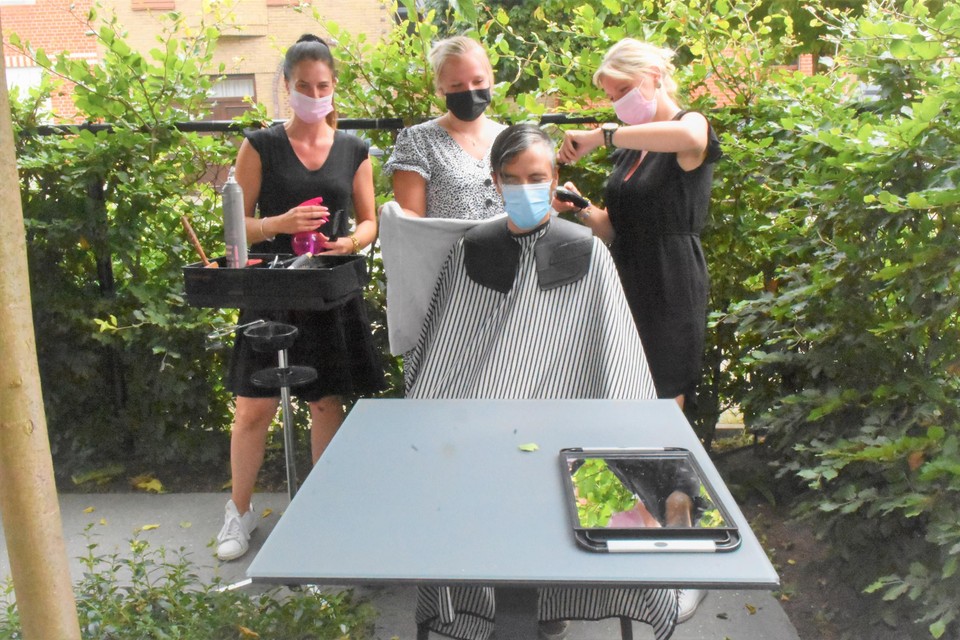 Zussen Delphine en Charlotte Van De Meulebroeke bedachten het concept van een buitenkapsalon.  