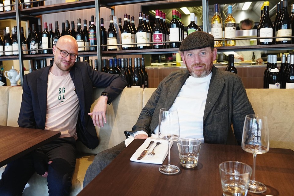 Hannes Dewit en Bertrand Flamang met in de achtergrond hun uitgebreide wijnaanbod.