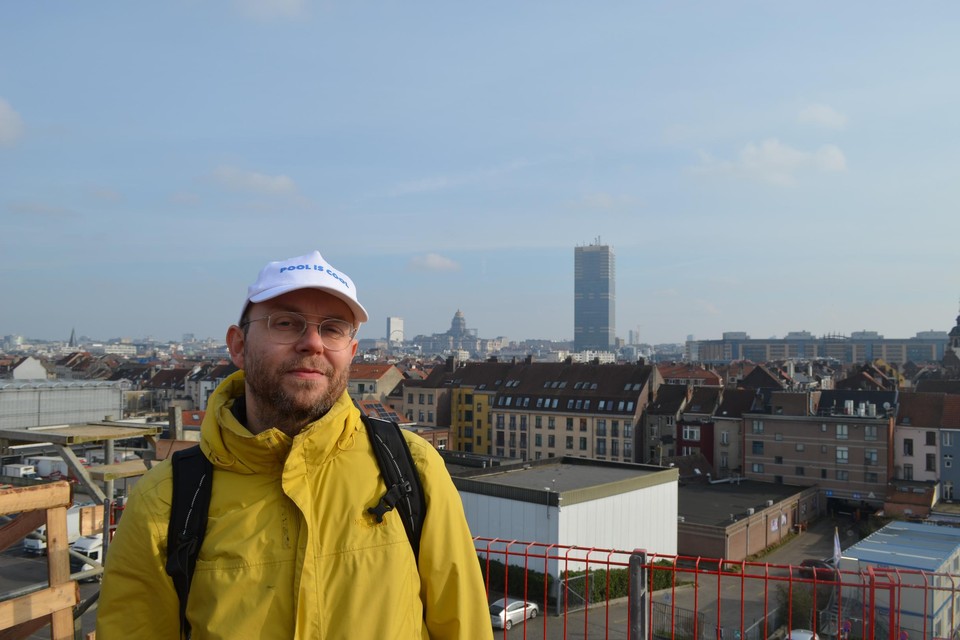 Paul Steinbrück van Pool is Cool geniet van het uitzicht op het dak waar het nieuwe zwembad moet komen.
