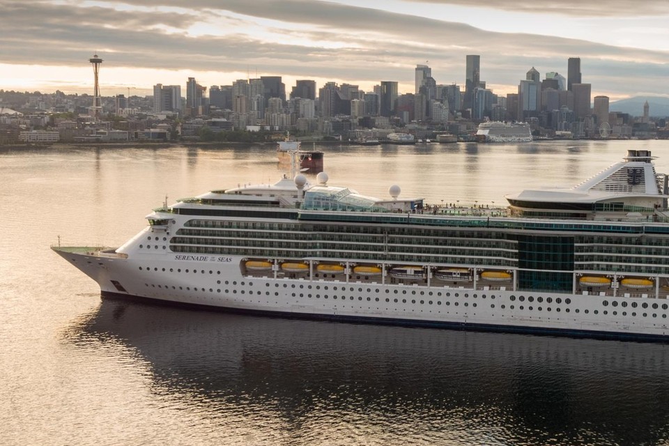 Het cruiseschip, met op de achtergrond de skyline van Seattle.