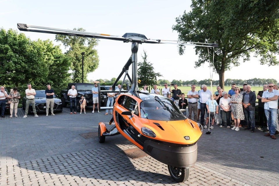 The first flying car in the world was shown in Nieuwmoer.