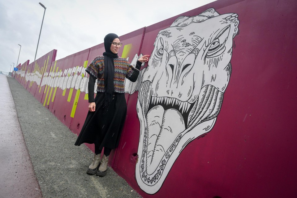 Kunstenares Zahra Eljadid aan haar muurschildering op de wanden van de aanrijhelling van de IJzerlaanfietsbrug over het Albertkanaal, ter hoogte van het viaduct van Merksem.