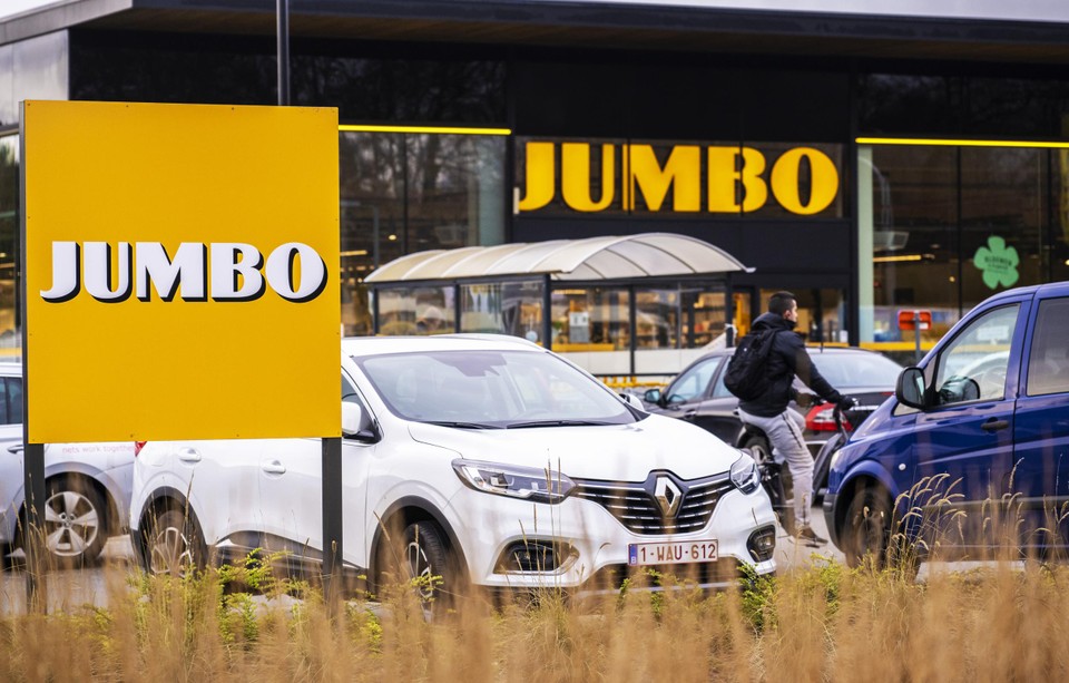 De parking van Jumbo in Rijkevorsel staat goed vol. 