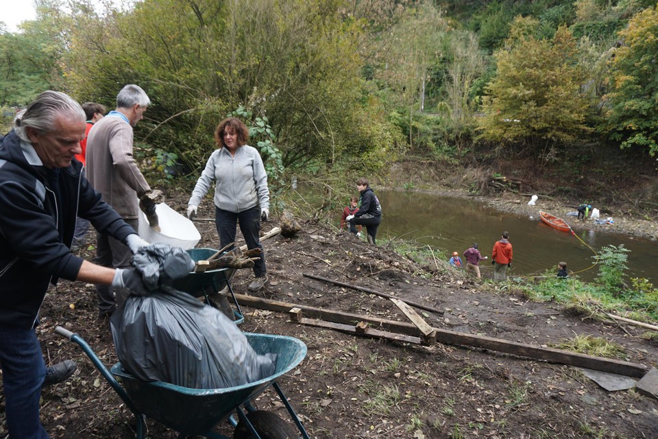 Twee klimclubs en een kayakclub reinigen de oevers van de Vesder. Andere vrijwilligers helpen hen een handje.