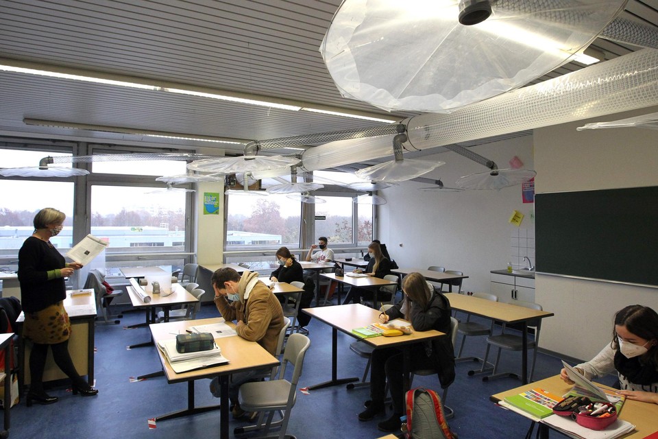 In deze Duitse school hebben ze een zelf een goedkoop ventilatiesysteem  gebouwd. 