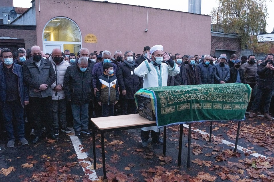 Yunus werd herdacht in bijzijn van de Turkse ambassadeur en de Antwerpse consul aan de Kevser-moskee in de Binnenstraat. Zo’n 250 à 300 mensen tekenden present op de plechtigheid.