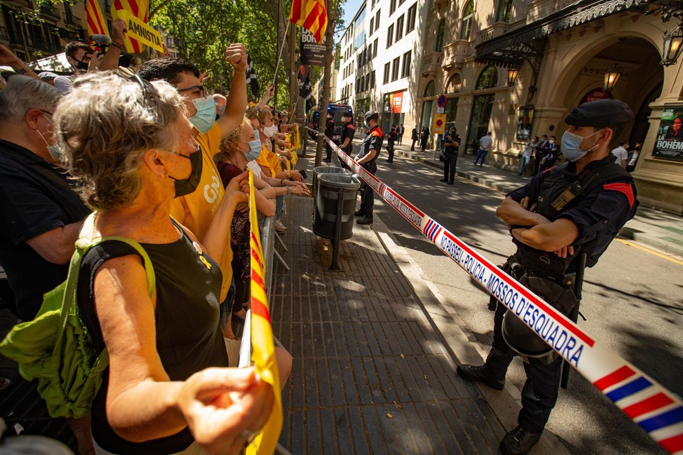Voor het theater Liceu in Barcelona stonden honderden separatistische betogers te wachten op de komst van Spaans premier Sánchez 