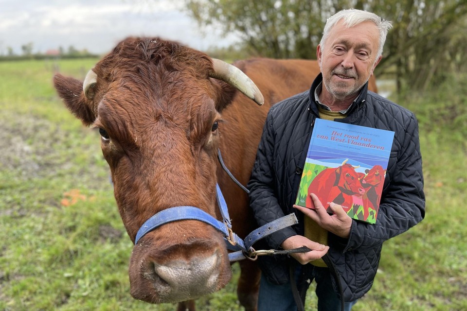 Marc Wackenier met zijn boek naast Jeanne bij Oeren, het kleinste dorpje in het landelijke Alveringem. 