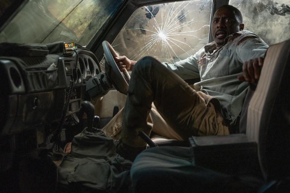 Idris Elba kan heus wel acteren, maar hij verdient veel betere tegenspelers dan digitale viervoeters. 