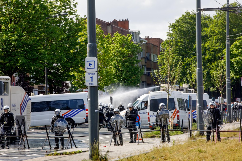 Before the competition, the police had to use the water cannon on the Houba de Strooperlaan.