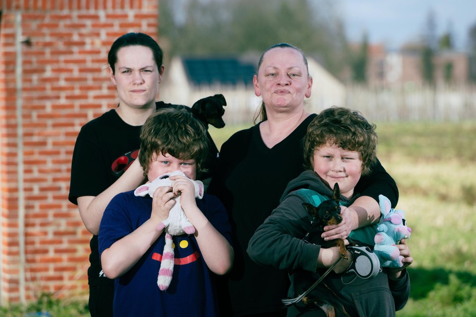 Ruby Romain met haar dochter Alessa en de tweeling Kieran en Killian.