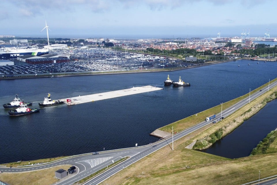 First part of Scheldtunnel leaves for Antwerp