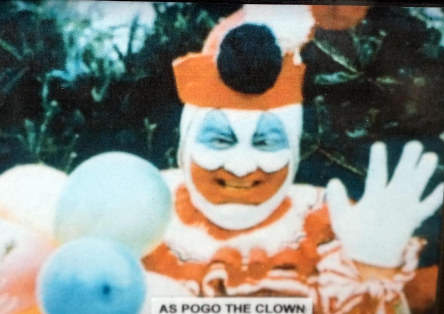 De seriemoordenaar werd ook de ‘Killer Clown’ genoemd, omdat hij zich als ‘Pogo de clown’ liet inhuren voor kinderfeestjes.