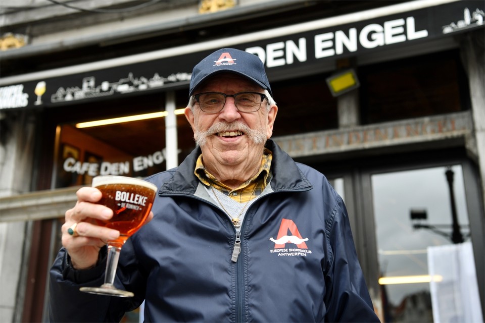 Willy Dupon (82) van de Europese Snorrenclub Antwerpen voor café Den Engel. 