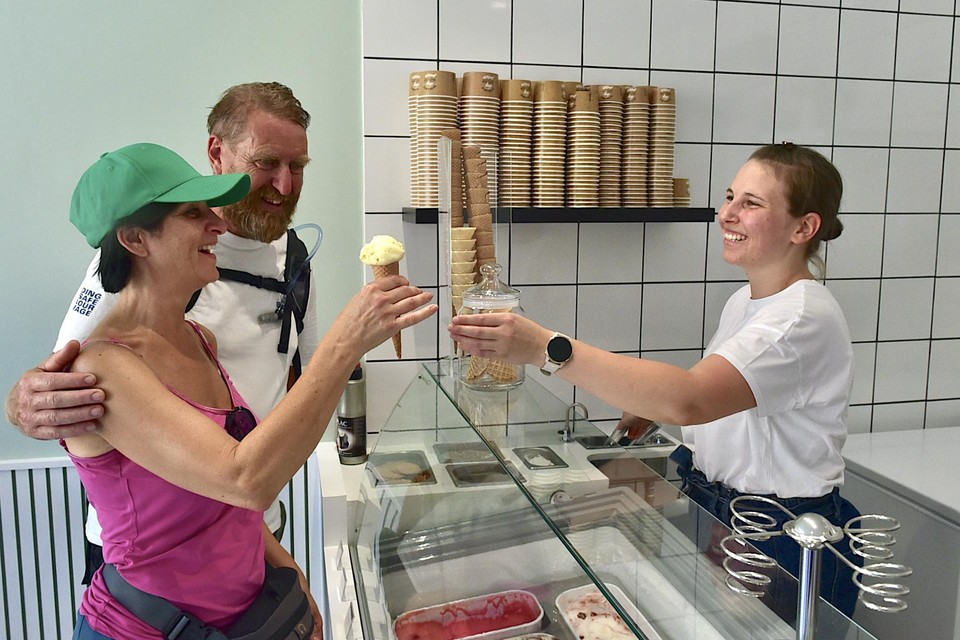 De eerste klanten bij El Gusto lusten het Italiaanse ijs van Femke wel. 