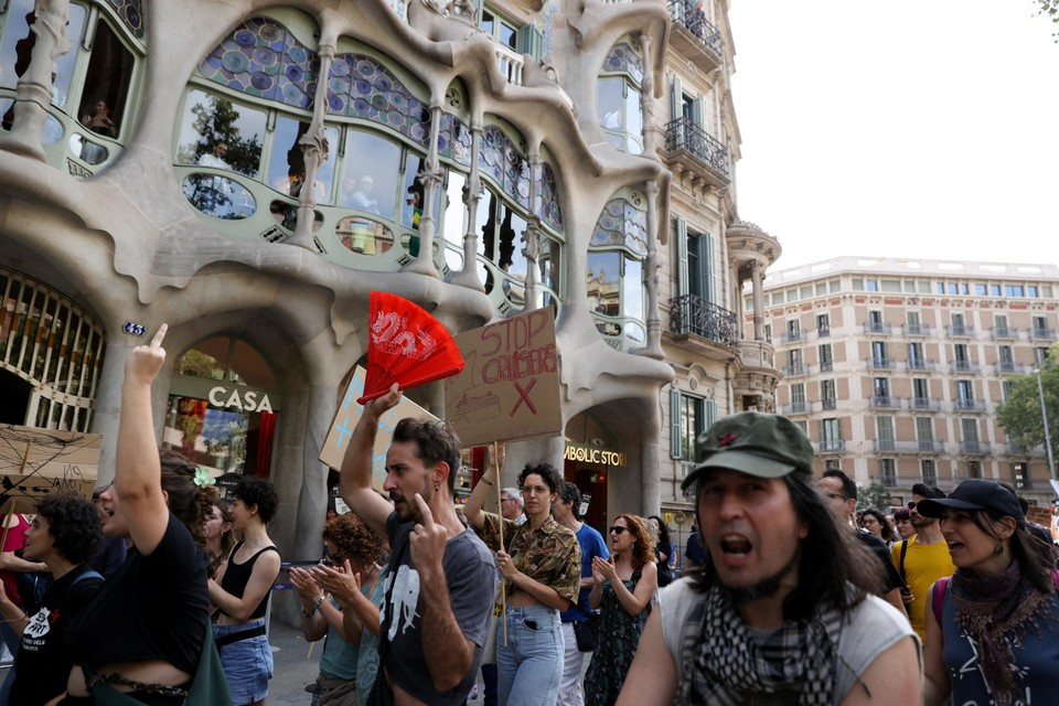 Betogers protesteerden begin juli voor Casa Gaudi in Barcelona tegen het massatoerisme in de stad